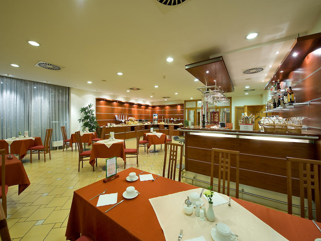 Ramada Airport Hotel Prága Kültér fotó